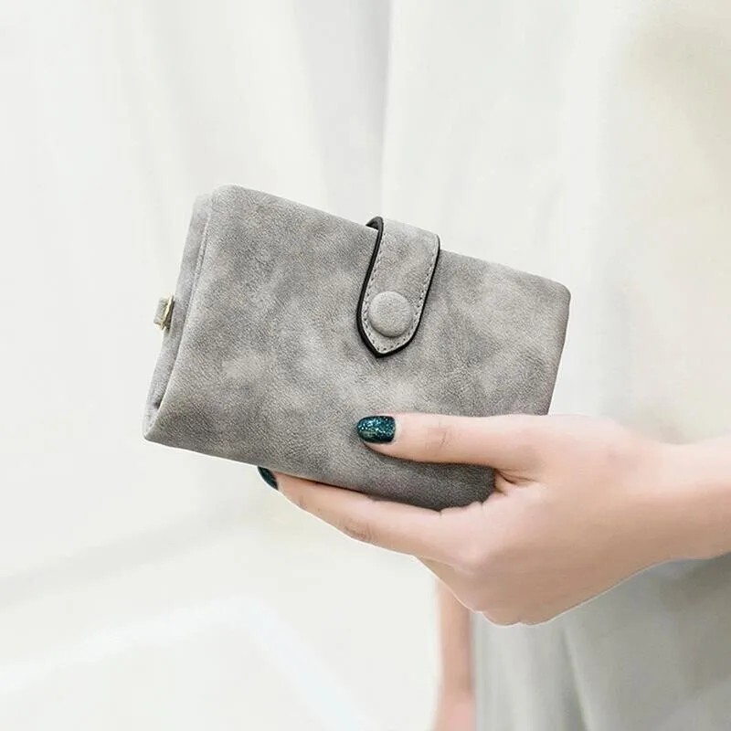 Small trifold leather wallet for women - Image 11